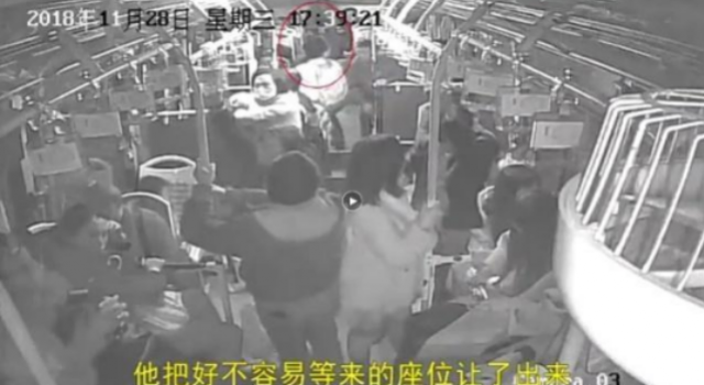 小学生12分钟4次让座怎么回事?人民日报为何会点赞?