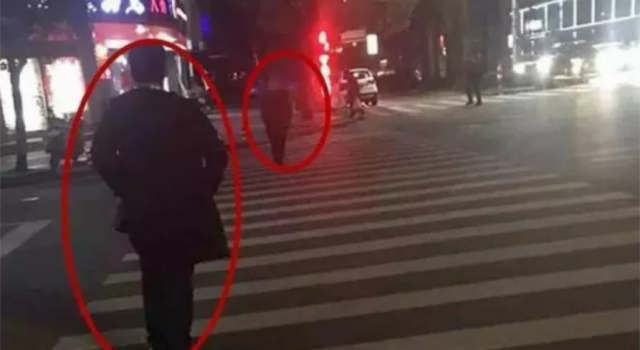过马路看手机判刑 女子看手机被撞却被判刑10个月