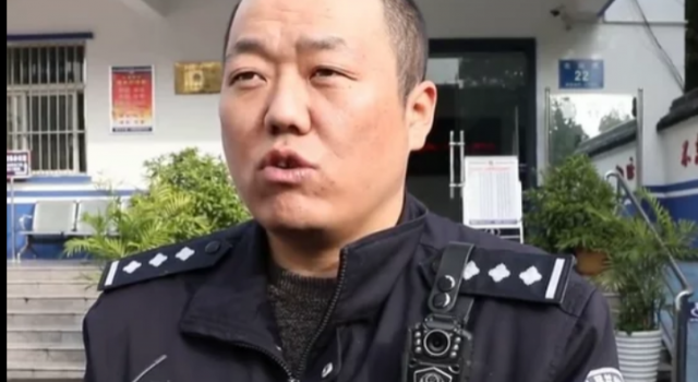 警察发际线照走红 十年青春付出在警察的岗位上