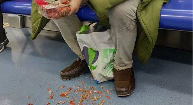 男子地铁吃小龙虾怎么回事?男子叫嚣:警察都管不了