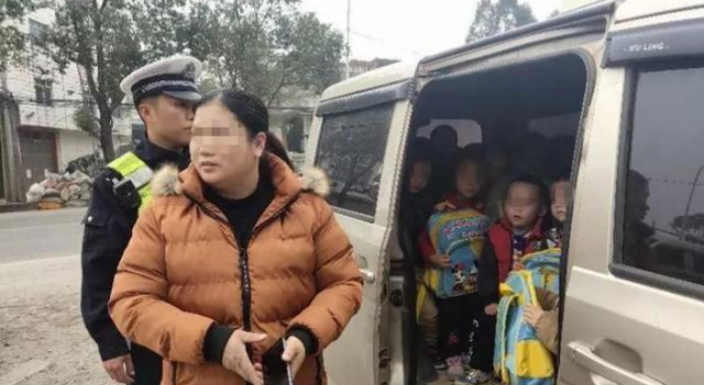 7座车送28名幼儿怎么回事?是谁给司机这么大的勇气?