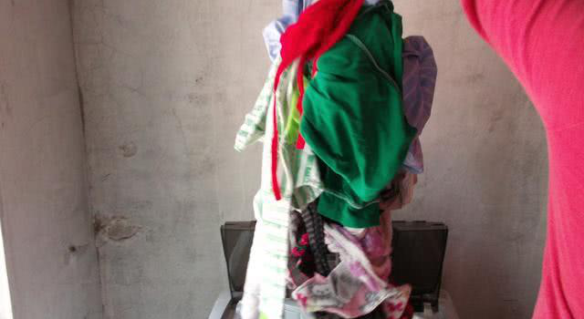 用洗衣机洗衣服时 有效防止衣服打结的小妙招!