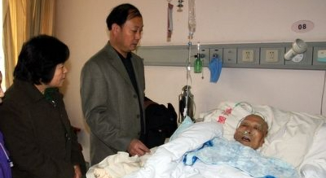 父亲生死投票决定是什么情况?视父亲生命于儿戏?