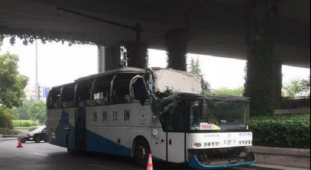 杭州春游大巴撞上桥梁 大半个车顶给削没了 可长点心吧
