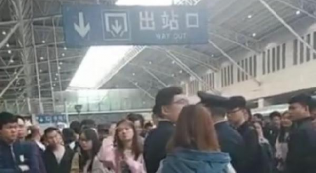 五一买了票上不了车 出行遭遇火车“拒载”怎么回事?