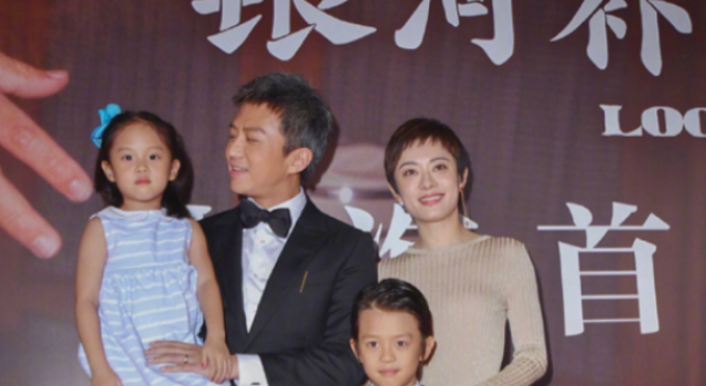 邓超一家四口合体走红毯 等等和小花妹妹首度公开亮相