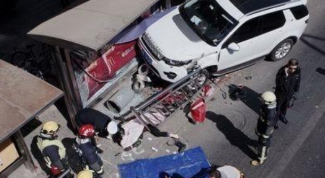 轿车失控撞站台 伤亡情况如何?车辆为何失控?