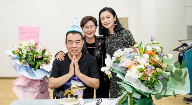陈凯歌夫妇同框 太太气质依旧李少红为其带生日帽
