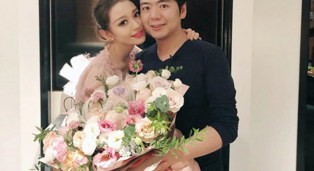 郎朗为娇妻庆生 老婆开心我就开心 又开始秀恩爱了