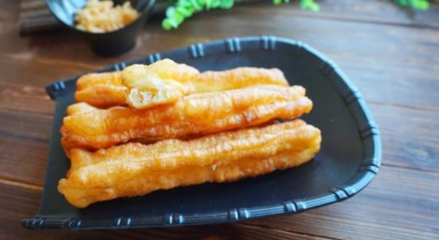 家庭版油条的简单做法 这样做蓬松酥脆 家人都爱吃