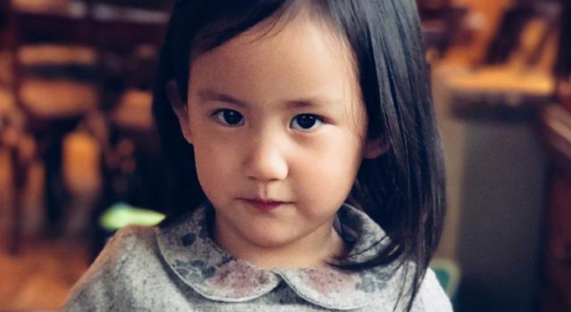 6岁黄少艾终于摘掉“假小子”标签,五官精致可爱,瞬间美成仙女