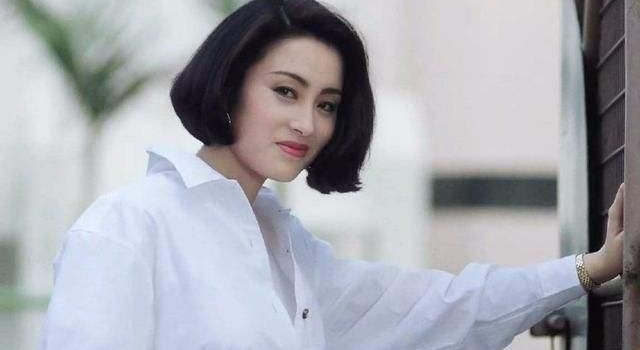 52岁张敏与小男友合影,昔日女神容颜不再,皮肤紧致却感觉僵硬