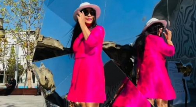 50岁杨二车娜姆晒美照,执着遮脸发型永不变?身边小孩身份成谜