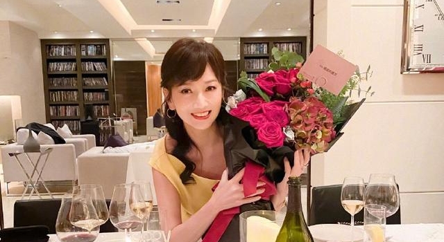 白娘子赵雅芝庆祝66岁生日,手捧鲜花冻龄宛如少女