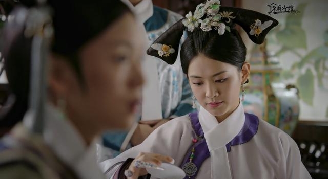 如懿传|意欢舒嫔的旗头发饰:碧绿芙蓉花簪、花枝叶发钗、玉石坠