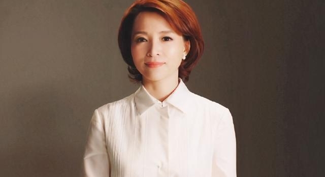 董卿《主持人大赛》私服合集,上千衣裙配短发,同龄女主持里少见