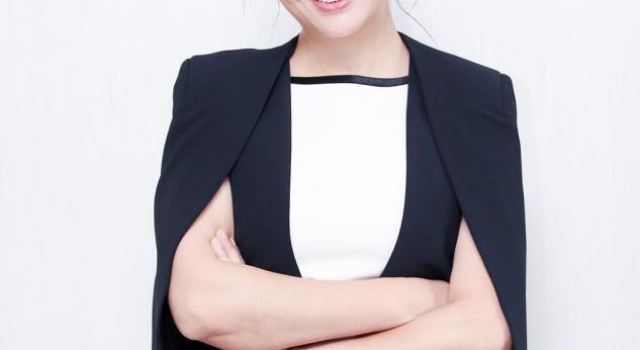 江珊真不服老,奔六的年纪穿紧身裙,身材曼妙似少女