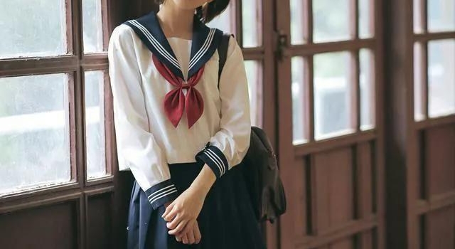 “美少女”钟恩淇校园写真:青春靓丽,甜美动人
