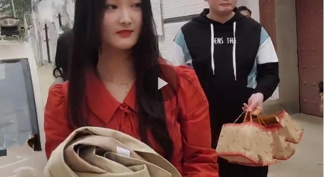 陈亚男为婆婆庆生,穿搭非常讲究显贵气,大衣嫂与儿媳同框超幸福