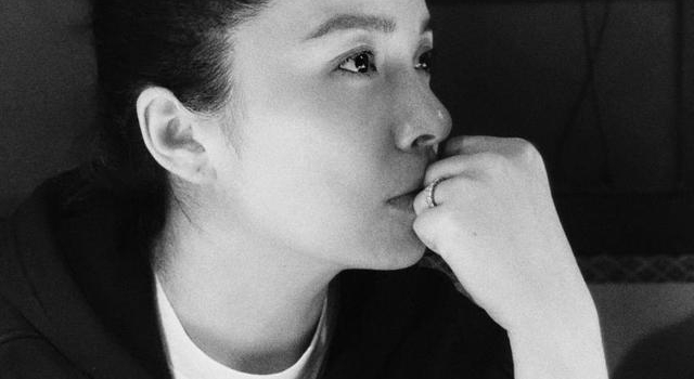 靳东老婆李佳晒美照,鼻梁高挺气质优越,秀无名指钻戒太甜蜜