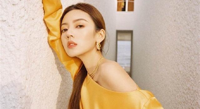 168cm女星曝光金黄丝绸裙写真, 腰间丝带绑出纤细身材