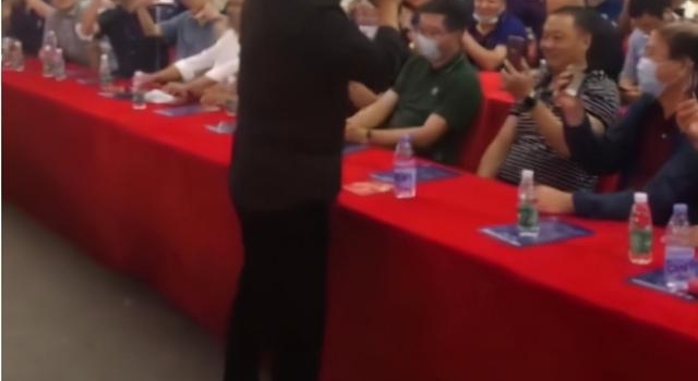 57岁谢东商演显落魄,身材发福会场太简陋,传闻亲爹是侯宝林?