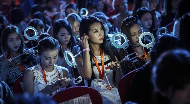 大半个娱乐圈明星,已沦落成直播界的打工人
