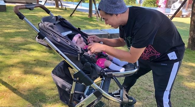 柯有伦顾娃抱出肌腱炎 女儿出生3个月 爆和老婆夜夜断句