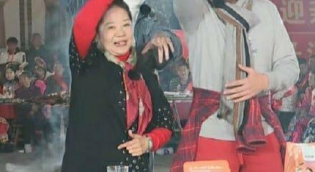 54岁蔡国庆现身农村酒席,胸肌壮实若隐若现!表情却太不情愿?