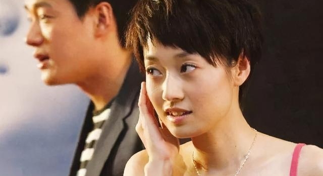 马伊琍下班照被疯传,看清她生图下的身材,“妈妈胯”太真实了