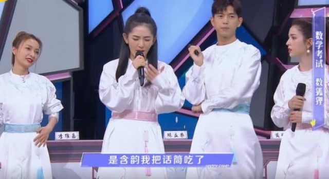 何老师主持出现嘴瓢时,谢娜手指着说卧底,蹲下时小细节暴露身孕