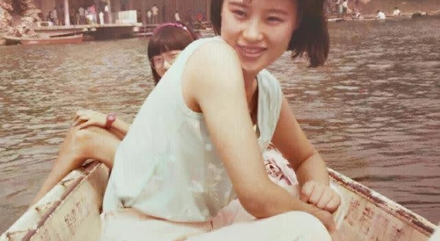 她为治情伤远赴美国,生活窘迫沦为保姆,靠一部戏冲进好莱坞