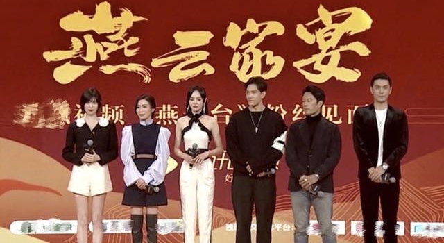 佘诗曼强抱谭凯,气势如虹,观众惊叫:好般配的一对呀!