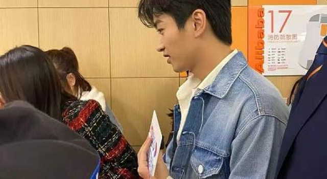 陈晓久违露面超帅气!穿休闲装没胡子后年轻10岁,真羡慕陈妍希