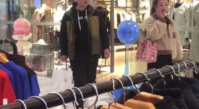 大衣哥儿媳背1万8包逛街,走路生风好自信,老公提包被指像保镖