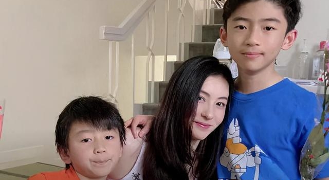 基因强大!张柏芝晒小儿子学中文视频,侧颜是谢霆锋本人吧