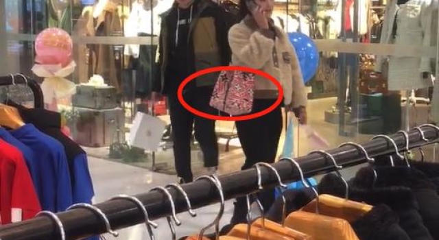 大衣哥的"土豪"儿媳妇,背万元包包回农村,开豪车替婆婆收棉花