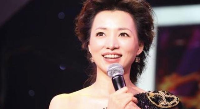 央视周晔:直播25年从不说话,在采访时直言:想给朱广权一巴掌