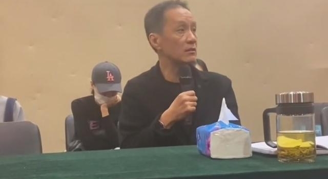 冯远征近照暴瘦眼窝深陷,当副院长后会上发言,参会演员却大笑?