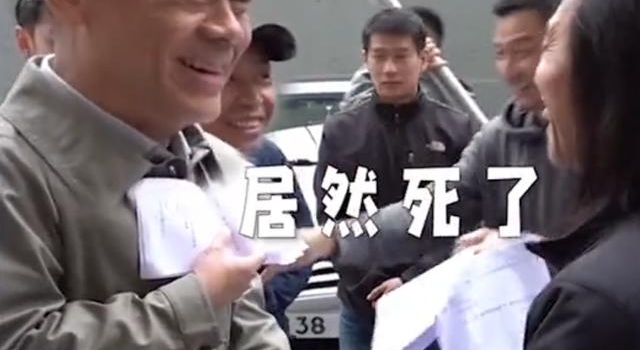 刘德华片场整蛊刘青云,用手当武器抵住对方脖子,行为幼稚似小孩
