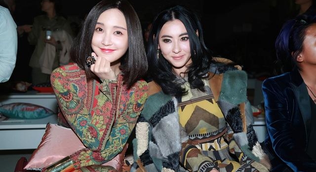 张柏芝这种骨相美人太适合浓妆,打扮的花里胡哨,依旧很美艳
