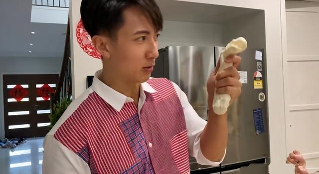吴尊去丈母娘家走亲戚,穿条纹衫包饺子,四个阿姨穿得朴素像名媛