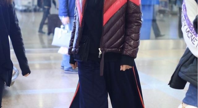 蒋欣低调现身,保暖造型很舒适,但这条“蝴蝶裤”让人理解不了