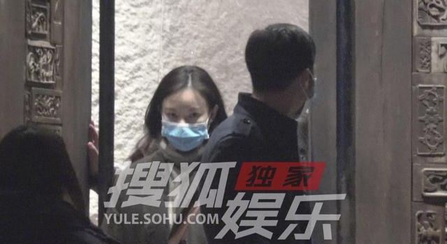 倪妮雷佳音深夜聚餐!倪妮素颜出镜如清纯少女,二人同框似父女