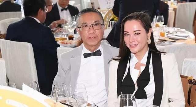 恭喜!50岁香港富三代雷怡晖与63岁男友注册,婚讯令爸爸放心