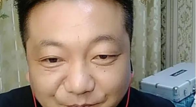 大衣哥亲家开直播女儿助阵,父亲自带干部气质,长相酷似朱单伟