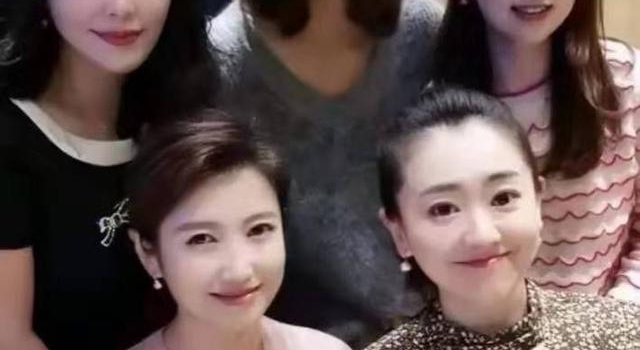 43岁央视主播李梓萌素颜出镜,肤白貌美气质佳,闺蜜为其征婚