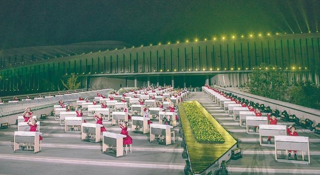 130位玖乐团员登台2021年第一台春晚
