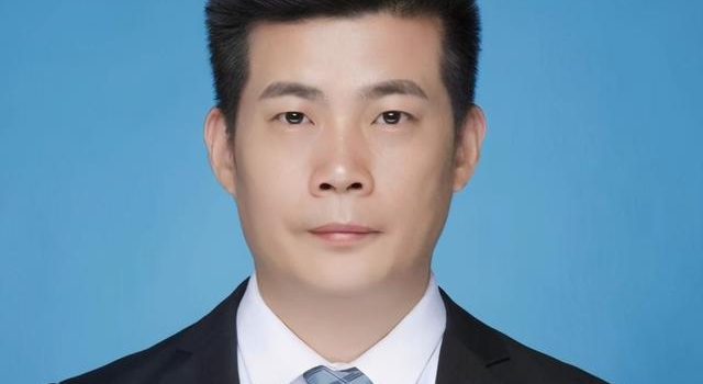 大衣哥人设崩塌!网曝出轨女粉被勒索50万,经常拿偷拍炒作