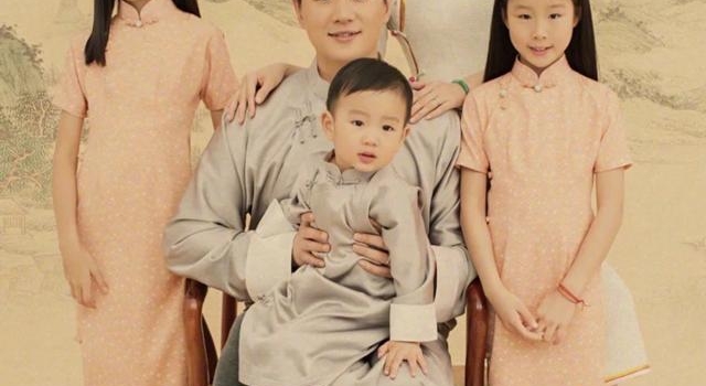佟大为晒全家照被骂重男轻女?儿子C位出镜,女儿站两旁像丫鬟